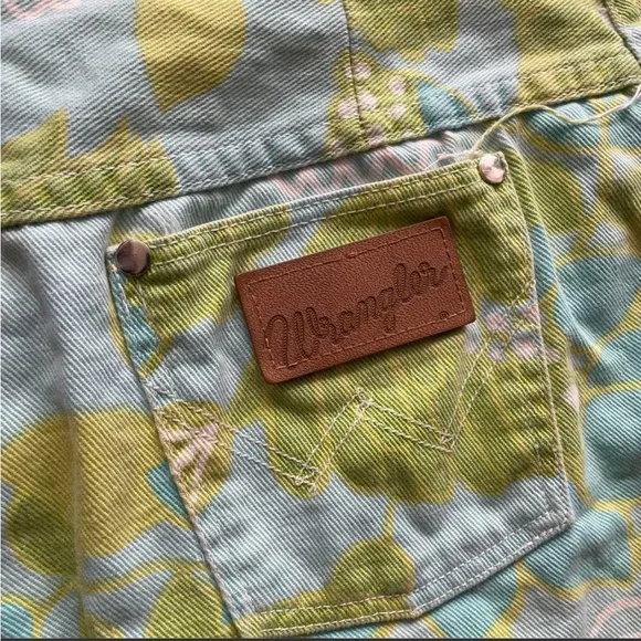 Vintage 70s floral print wrangler jean shorts mini shorts 29” waist blue green - Picture 2 of 7